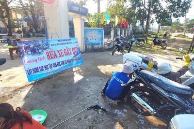 Chi Đoàn Trường Tiểu học Ba Dinh tổ chức rửa xe gây quỹ “xây dựng góc học tập cho học sinh có hoàn cảnh khó khăn”