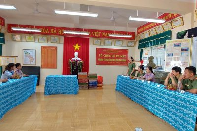 lỄ TRAO HỌC BỔNG THEO MÔ HÌNH “ĐỒNG HÀNH CÙNG EM ĐẾN TRƯỜNG” CỦA  CHI BỘ AN NINH CÔNG AN HUYỆN BA TƠ